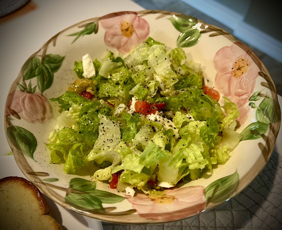 mlzema's tweet photo. #TwitterSupperClub
#PastaWednesday!

Chicken Piccata w/Pappardelle Pasta 
Antipasto Salad
Garlic Toast
Chardonnay #Wine https://t.co/OwsYJhcF7u