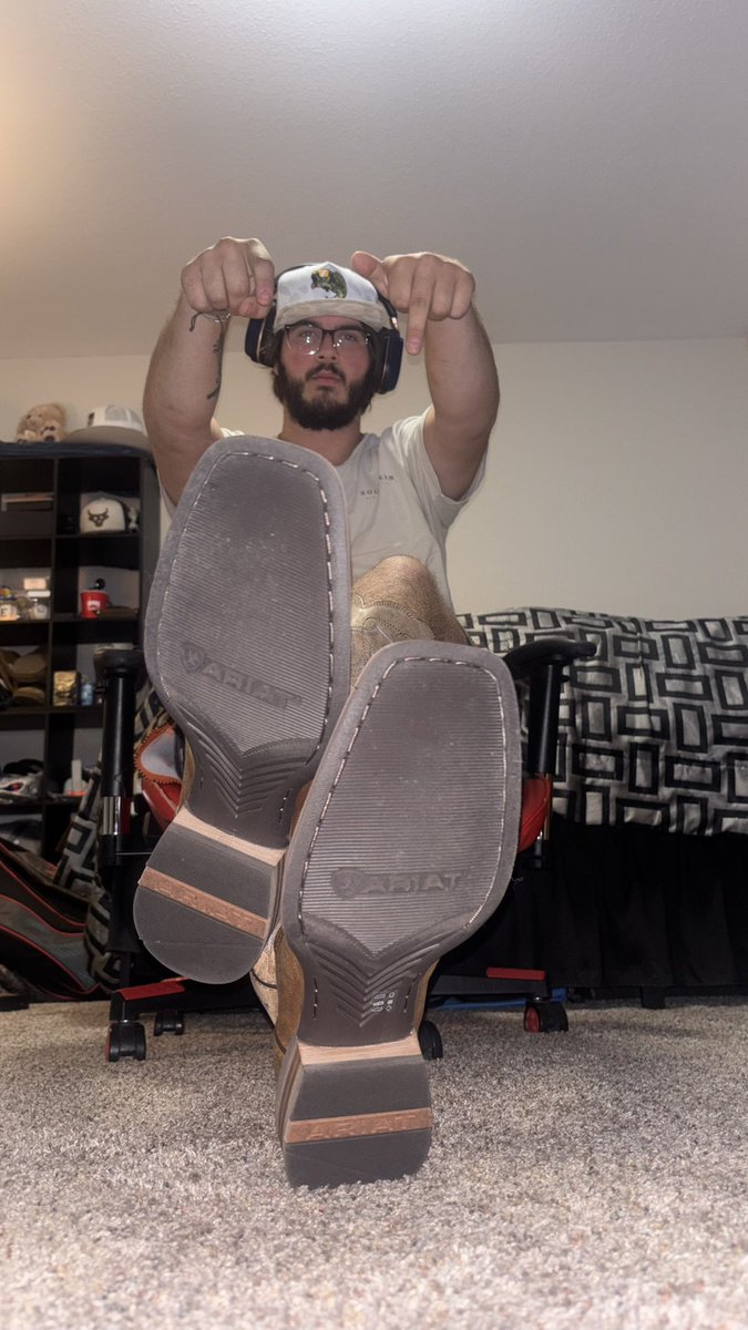 destroy that amazon wish list while i sit back and ignore you while i play my game you losers #cashmaster #footworship #findom #cashslave #footslave 

allmylinks.com/domcorb