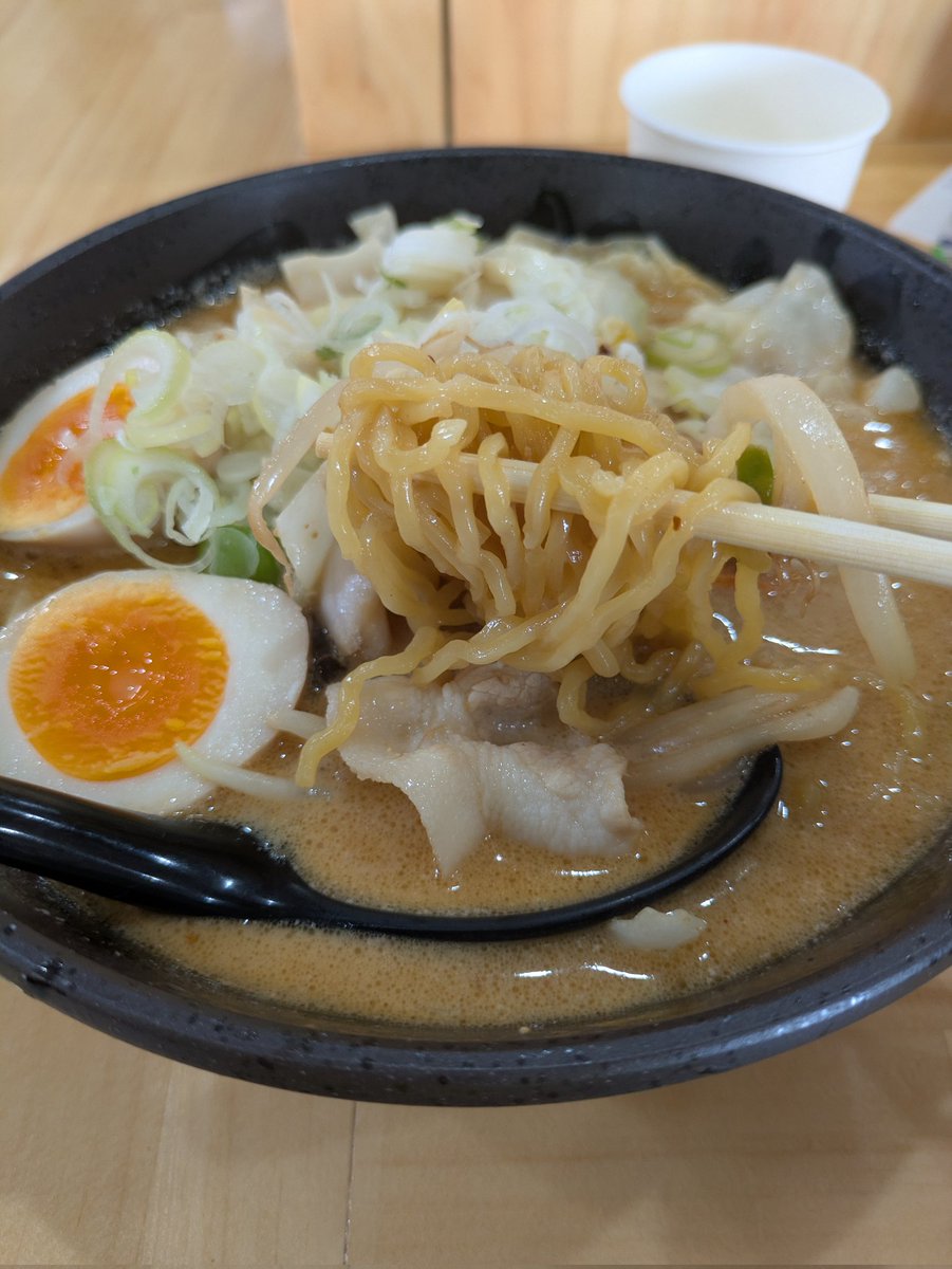 ageobau's tweet photo. ＃埼玉ラーメン道場
＃日本ラーメン道場
＃ラーメン
＃埼玉
＃伊奈
＃いちどう
伊奈（蓮田？）のいちどうで野菜味噌󠄀ラーメン。１２００円。
とんこつベースのこってりしたスープ、甘めの味噌󠄀です。具の野菜は白菜キャベツキクラゲ椎茸モヤシ人参で豚肉と炒めたもの。軒並み1200円はやや高いか。 https://t.co/wq0IoLoP7d