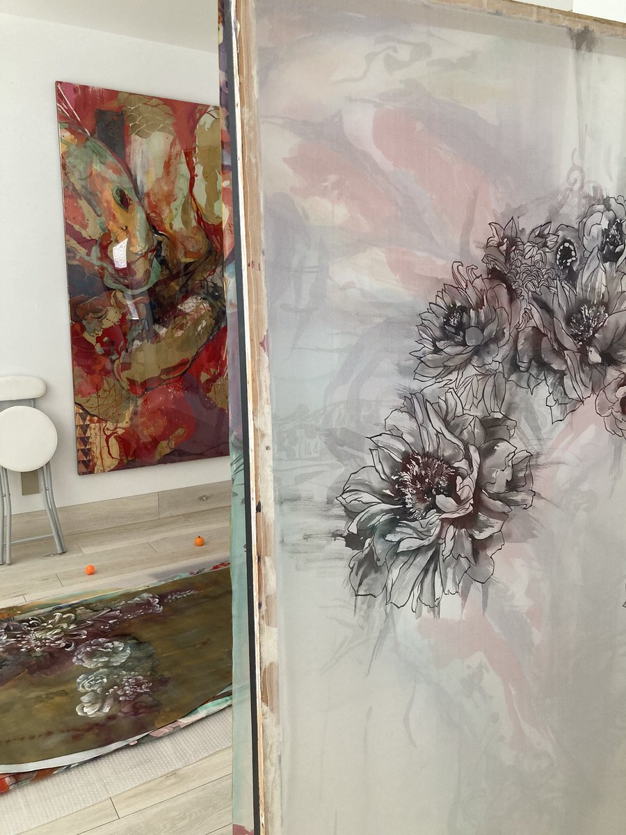 自分の展示スペースがどこなのかロサンゼルス行って決めようとなったので展示方法自体決まらず。河鹿園の時みたいに空間吊るし遠希望してるけど決まらず。カムチャッカ半島の噴火とEMSが一万円以下になったから全部手持ちで飛行機✈️