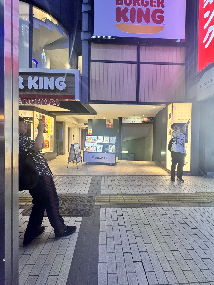 _handa_h's tweet image. この光景を俯瞰で見られる世界線に生きてることに感謝です🙏指差しミーム、永遠に...............