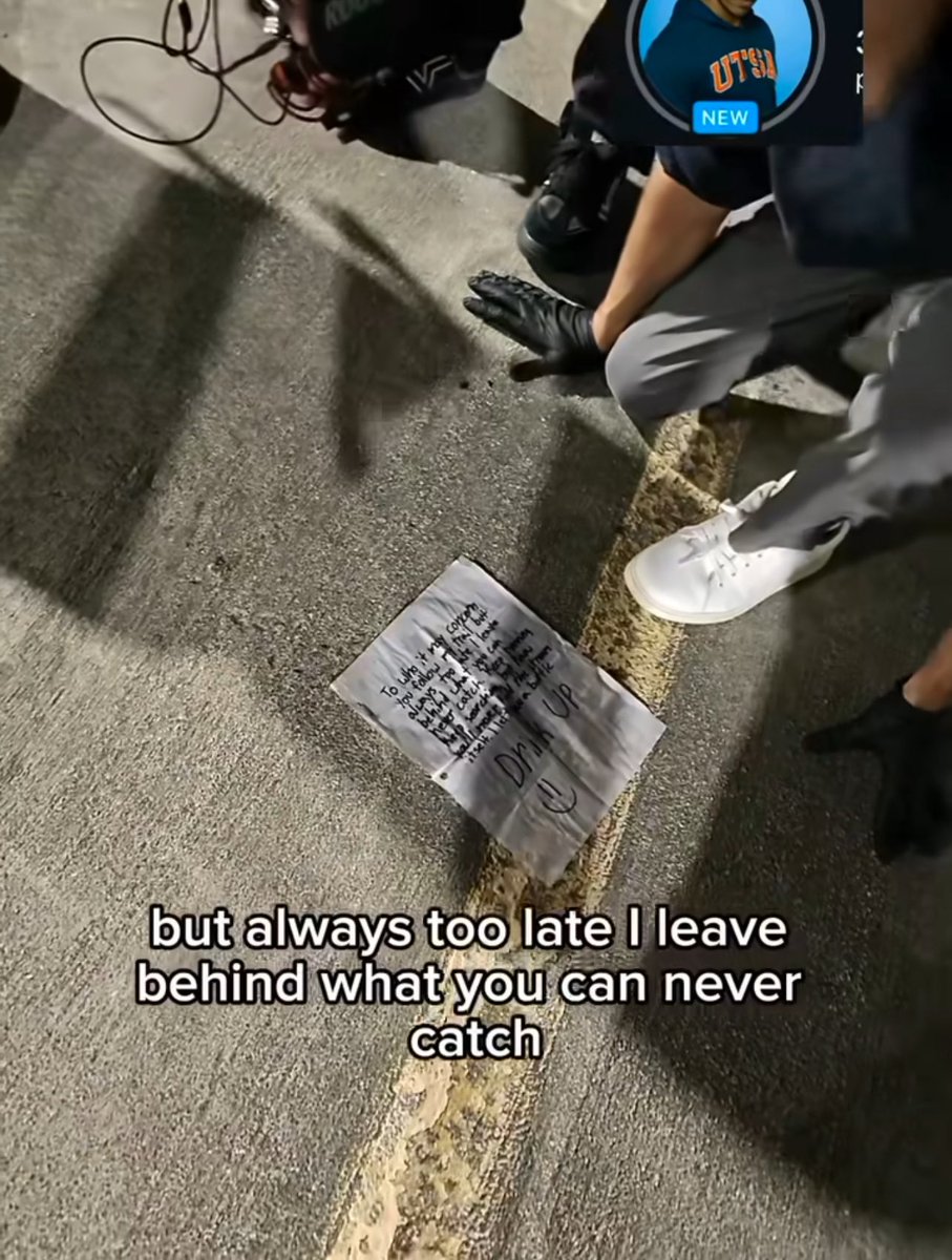 Mi subtrama favorita del mundo es que hay un ORINADOR serial en una universidad de Estados Unidos. Hay varias cuentas de instagram investigando quién está orinando partes del campus.

El vato hasta deja notas de sus crímenes miadores 🕵️‍♂️ no dormiré tranquilo hasta que lo atrapen.