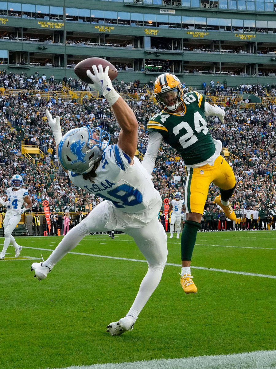 This picture of Detroit Lions rookie WR Isaac TeSlaa’s TD catch 🤯