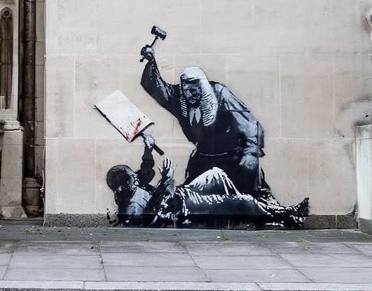 Deputee_Obono's tweet image. Les autorités britanniques ont tenté d'effacer une oeuvre de Banksy, apposée sur un mur de la Cour royale de justice à Londres, dénonçant la répression policière et judiciaire des militant·es contre le #génocide à #Gaza. Elles en ont créé une encore plus puissante et évocatrice.