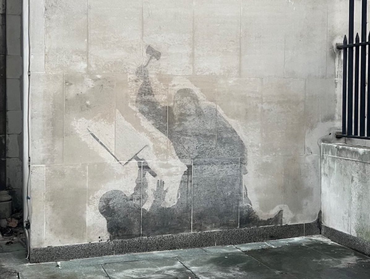 Deputee_Obono's tweet image. Les autorités britanniques ont tenté d'effacer une oeuvre de Banksy, apposée sur un mur de la Cour royale de justice à Londres, dénonçant la répression policière et judiciaire des militant·es contre le #génocide à #Gaza. Elles en ont créé une encore plus puissante et évocatrice.