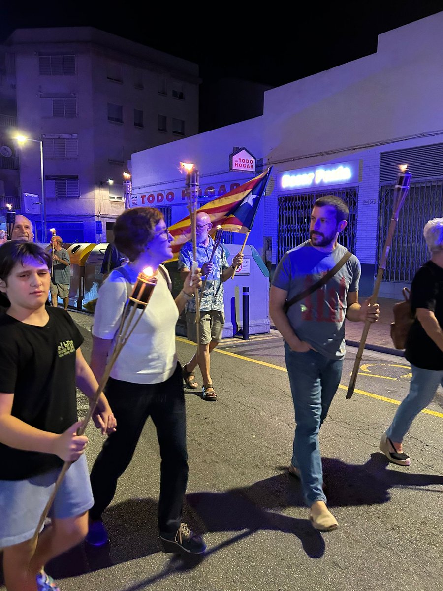 👉🏽🎥També hem enregistrat la Marxa de Torxes organitzada per l'ANC i amb la participació dels Carallots, enguany de la plaça 11 de setembre a la plaça de la Vila. #SantVicençdelsHorts #11S