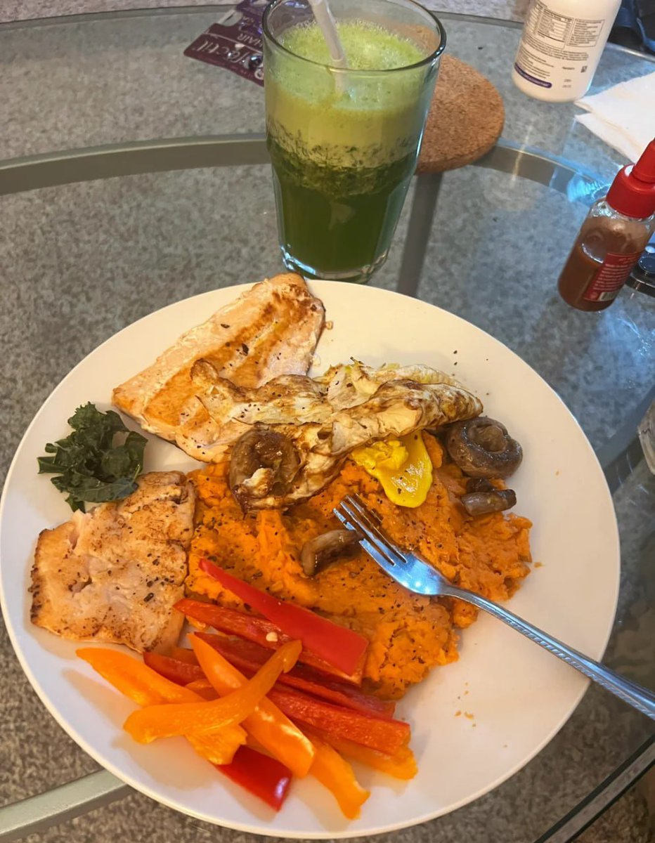 BackOnTrackDUI's tweet image. Kale green apple juice, pan-fried salmon, fried egg, mashed sweet potato, raw bell pepper and pan-fried mushrooms