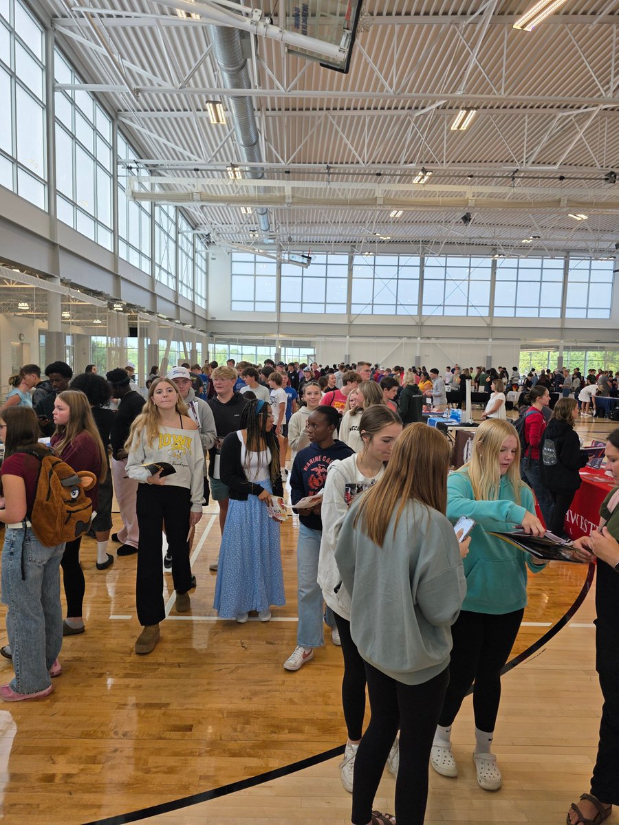 KirkwoodCC's tweet image. 800+ students joined us at Kirkwood this morning for the College Fair! 🎓

They connected with 73 colleges and military organizations and explored their next steps. 💙🦅