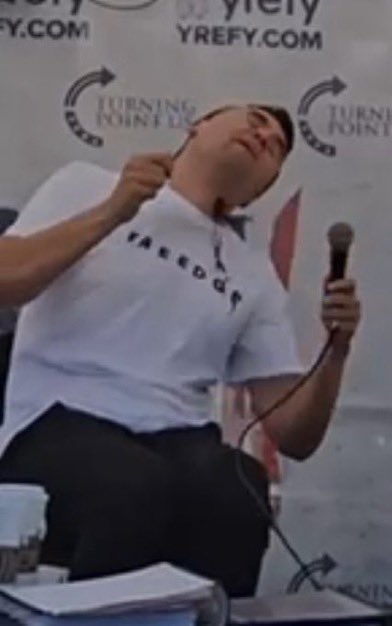 AshKetchup225's tweet image. i fell asleep on my chair earlier had me #LEANING  #FAWK