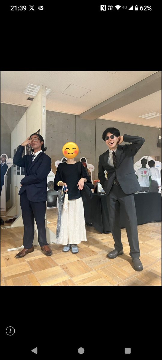 おはようございます。

藝祭土産、開けてみました。学長印刷ゴーフル欲しかったのです✨

家事係の主任と係長とのスリーショット、一生の宝物にする😊

 #藝祭2025   #宇宙人の家事係