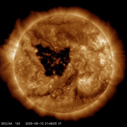 _SpaceWeather_'s tweet photo. A northern hemisphere coronal hole is facing Earth. Enhanced solar wind could arrive in ~3 days - Follow live on https://t.co/bsXLidnzGh https://t.co/3ROvb0fjM7