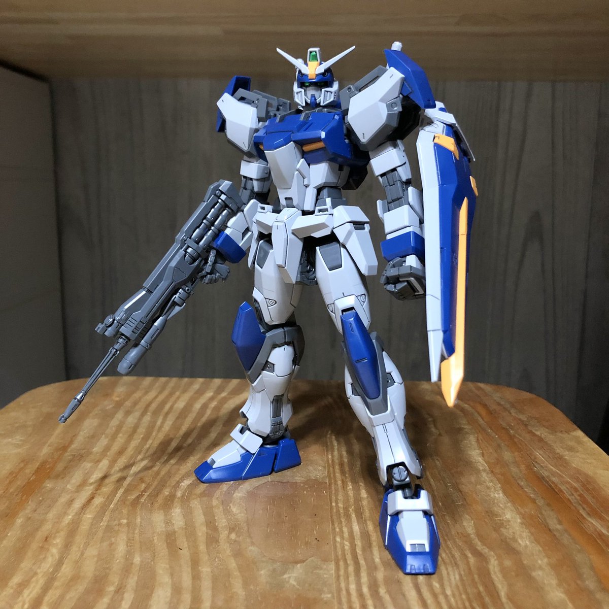 ageimo22's tweet photo. おはようございます！

MGデュエル
ハンドパーツを切り出し&amp;スミ入れ
小さくて数も多いのでいつも苦労しています😇
で、武器を持たせてみましたカッコイイ！
#リビングモデリング部 https://t.co/zDfXH1IEqY