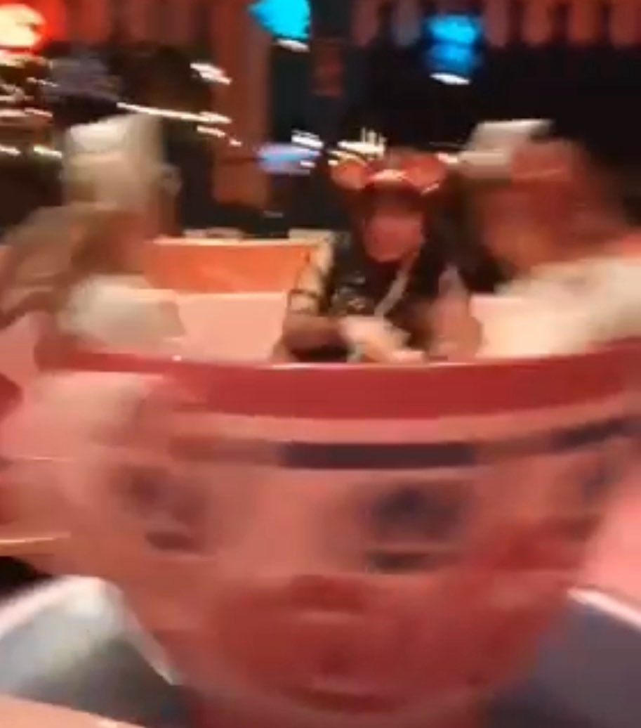 ティーカップを回転させると楽しい