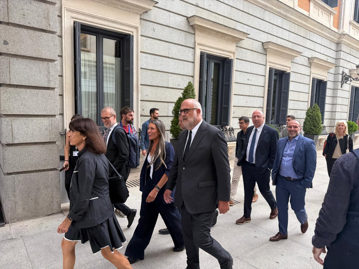 Hem volgut ser al ⁦<a href="/Congreso_Es/">Congreso</a>⁩ per fer costat als companys de ⁦<a href="/JuntsxCatMadrid/">Junts per Catalunya Congrés i Senat</a>⁩ quan hem defensat la posició de no donar suport a la reducció a 37’5 hores setmanals  sense acord entre les parts. ⁦<a href="/miriamnoguerasM/">Miriam Nogueras 🎗</a>⁩ ⁦<a href="/PujolBonell/">Eduard Pujol i Bonell 🎗</a>⁩ ⁦<a href="/Josepmcervera/">Josep Maria Cervera🎗</a>⁩