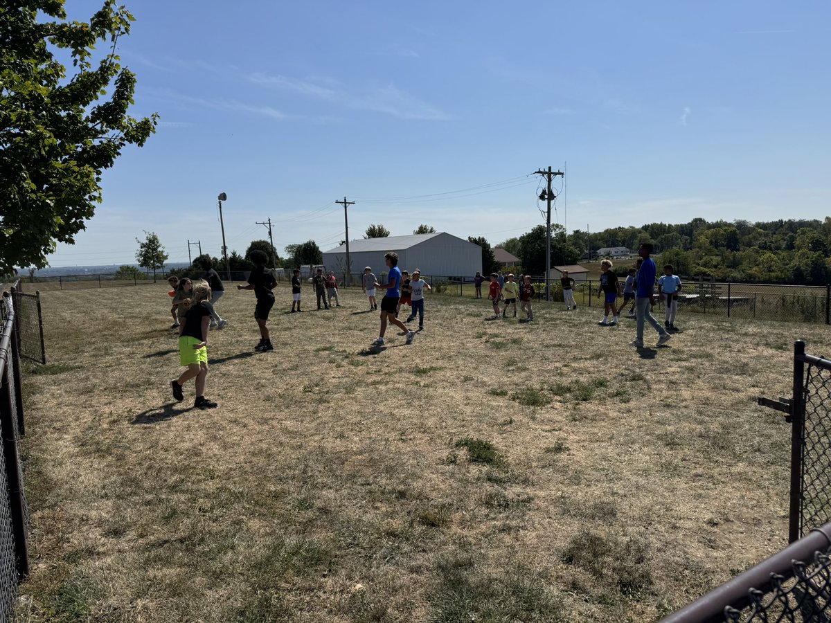 Great start to “Big Blue Basketball Buddies” at Linden and Ridgeway this week! Excited to mentor &amp; build relationship with our youth! Can’t wait to visit the rest of our elementary schools! #GoBigBlue <a href="/HtownSmalls/">Ty Smallwood</a> <a href="/Hamilton_LN/">Linden Elementary</a> <a href="/Hamilton_RWE/">Ridgeway Stars</a> <a href="/LNPrincipalHCSD/">Brandi Hazelwood</a> <a href="/RyanBrittonEdu/">Ryan Britton</a>