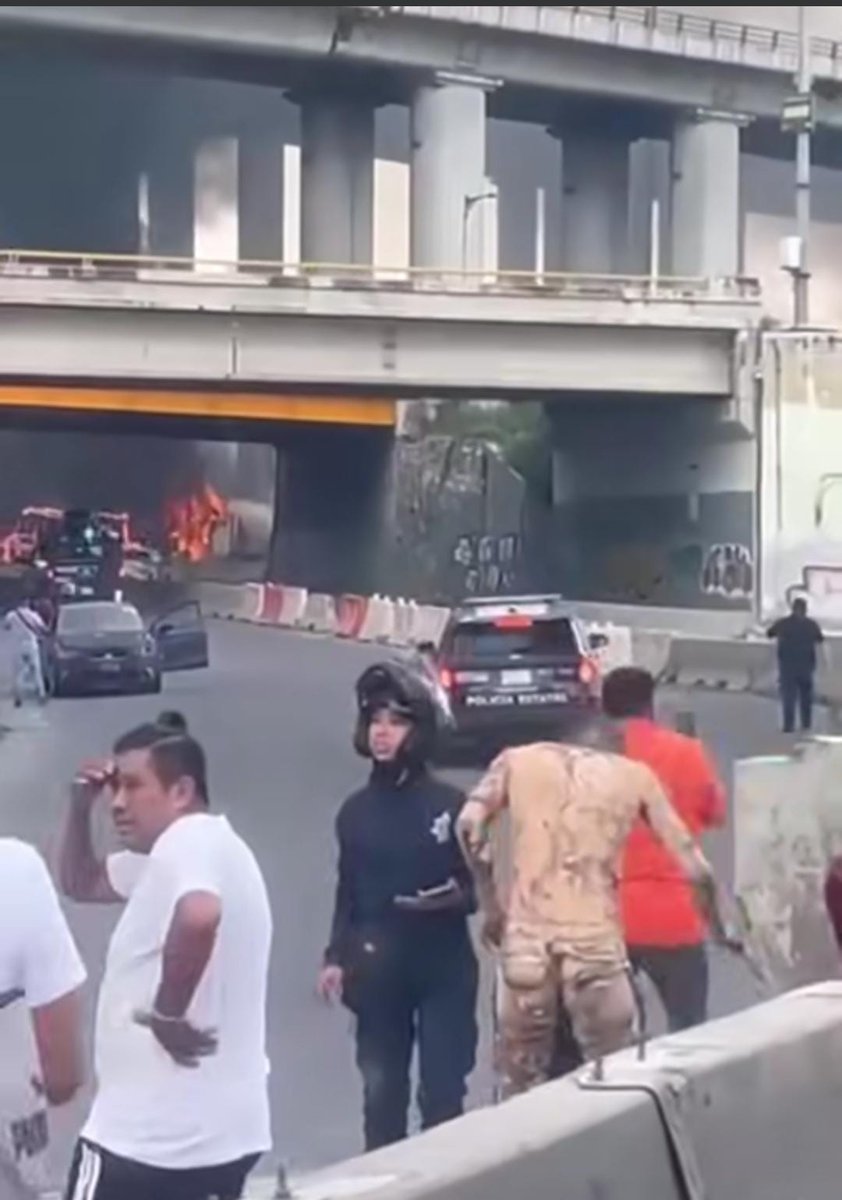 sukunaa696's tweet photo. #ULTIMAHORA #ALERTA 
Hace unos minutos se registró la explosión e incendio de una pipa que presuntamente transportaba algún combustible y que circulaba debajo del puente de la Concordia, en los límites de la alcaldía #Iztapalapa y el municipio de #LaPaz #Edomex

#ซาฟารีเวิลด์ https://t.co/MK2uUHmWKF
