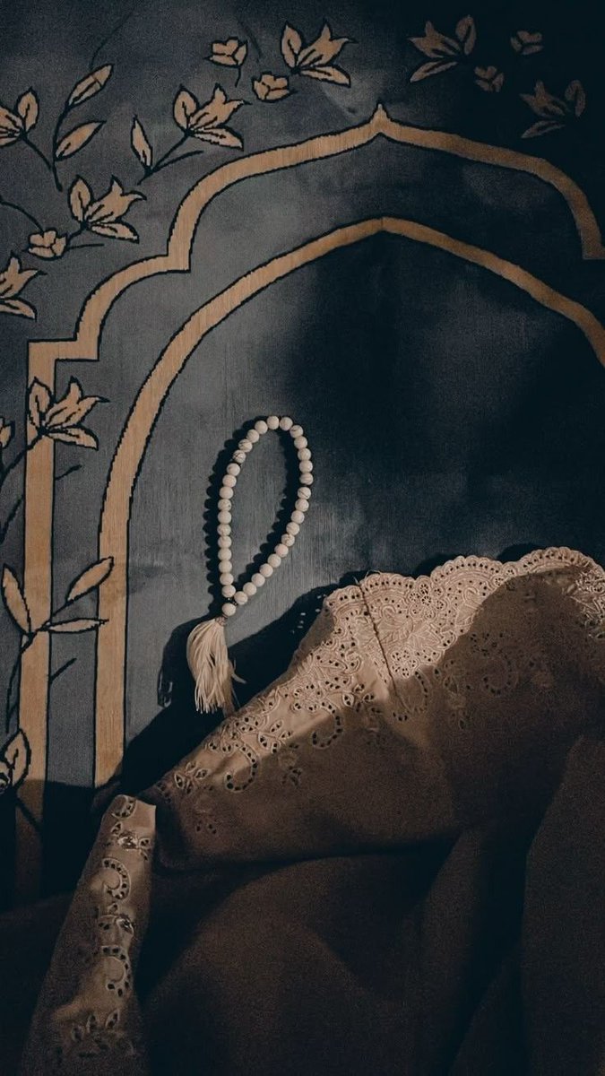 مالي سوی قرعي لبابك حيلة
فلئن رددت فأي  باب أقرع
 
ومن الذي أدعو وأهتف باسمه
إن كان فضلك عن فقیرك يُمنع 

حاشا لجودك أن تقنّط عاصياً 
الفضل أجزل والمواهب أوسع