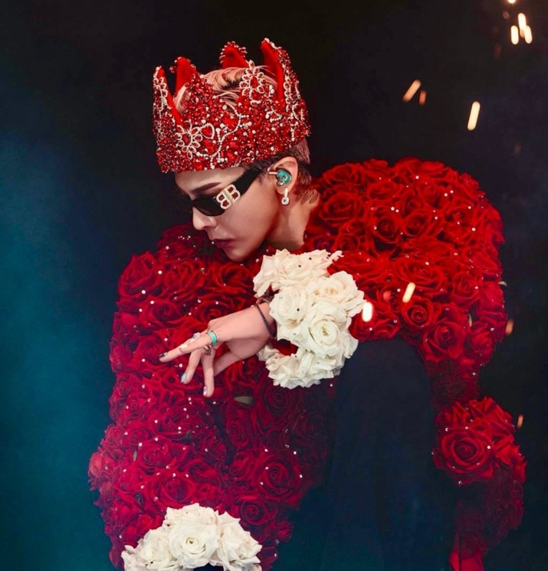 JiniChannel's tweet photo. ¡ #GDRAGON llevó su gira en EE.UU. más allá de la música!

El artista invitó a bomberos, voluntarios y víctimas de desastres a sus shows en Nueva York, Las Vegas y Los Ángeles.
A través de su fundación, impulsa un proyecto de sanación contra el TEPT usando el arte. https://t.co/30oItZGvnM