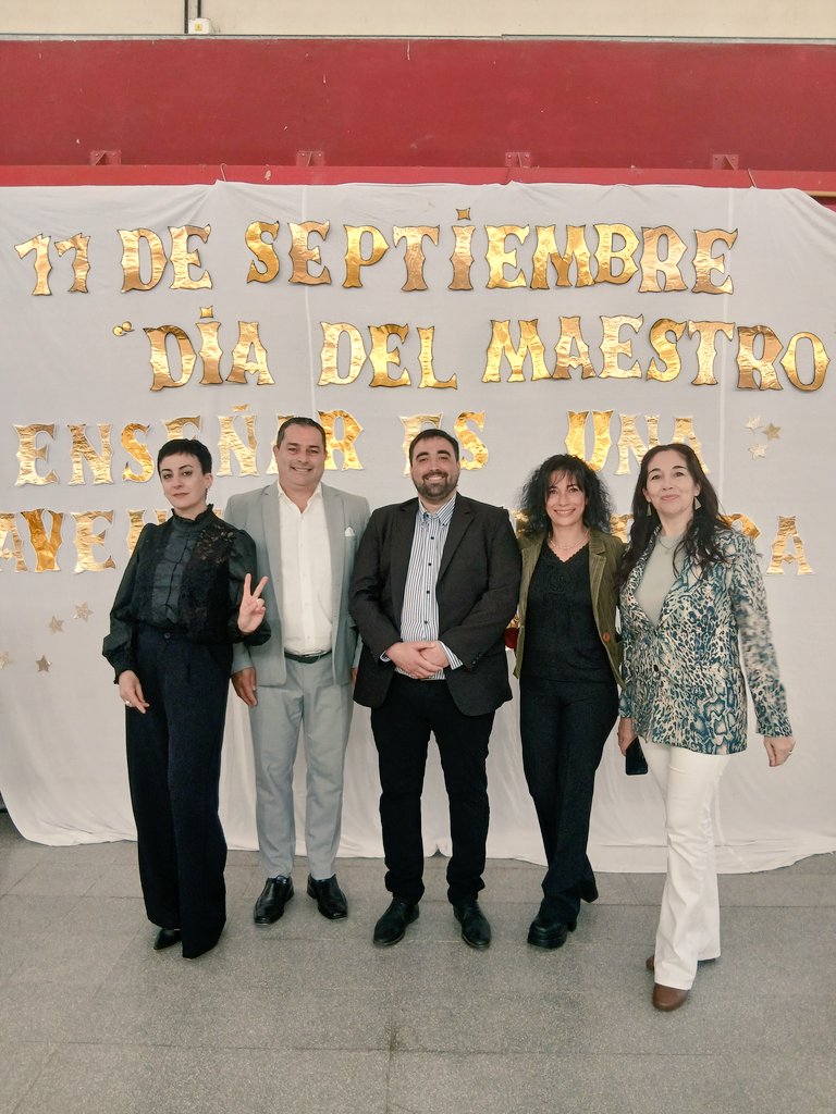 telma_martines's tweet photo. Conmemoramos el #MesdelaEducación con el acto protocolar en homenaje a los trabajadores de la educación junto a la Jefatura Distrital, Consejo Escolar, CIIE, Municipio y gremios. 
"LA EDUCACIÓN NO CAMBIA AL MUNDO, CAMBIA A LAS PERSONAS QUE VAN A CAMBIAR EL MUNDO" ( PAULO FREIRE). https://t.co/wI0dNakYTT