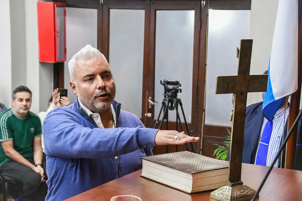 🔴 Juan Pablo Linares asumió como concejal capitalino tras la renuncia de Del Frari y Biella

⭕ Linares ocupó la banca que había quedado vacante luego de la salida de Martín del Frari, quien renunció para competir por la Defensoría del Pueblo.
agendasalta.com.ar/noticias/polit…