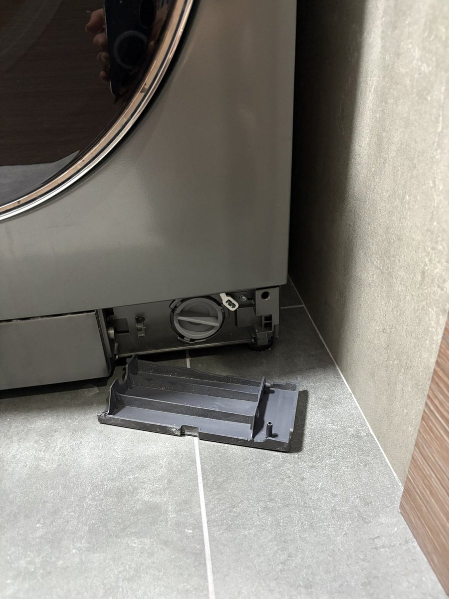 Şimdi gördüm benim oğlan bunu da sökmüş…  Daha 2,5 yaşında kapı kolunu kırdı, süpürgelikleri söktü, odasındaki kaloriferi parçaladı, televizyonu da kırdı. Resmen insan yetiştiriciliği yapmaya çalışıyorum erkek çocukları neden böyle🥲