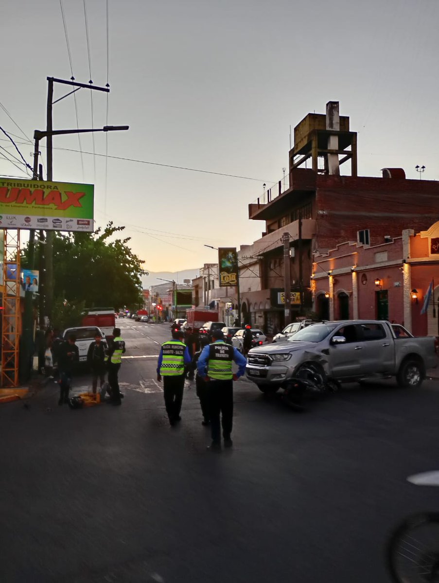 🚨 Grave choque en el centro: motociclista se estrelló contra una camioneta y terminó en el suelo

⭕ El tránsito permanece interrumpido mientras una ambulancia se dirige al lugar para asistir al herido.
agendasalta.com.ar/noticias/polic…