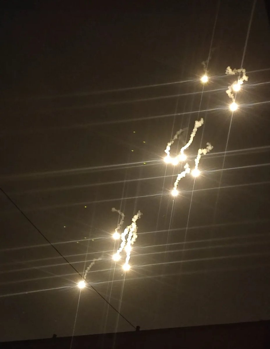 These are the flares in the sky of Gaza tonight!!!!
Please if you see this retweet or leave a dot!