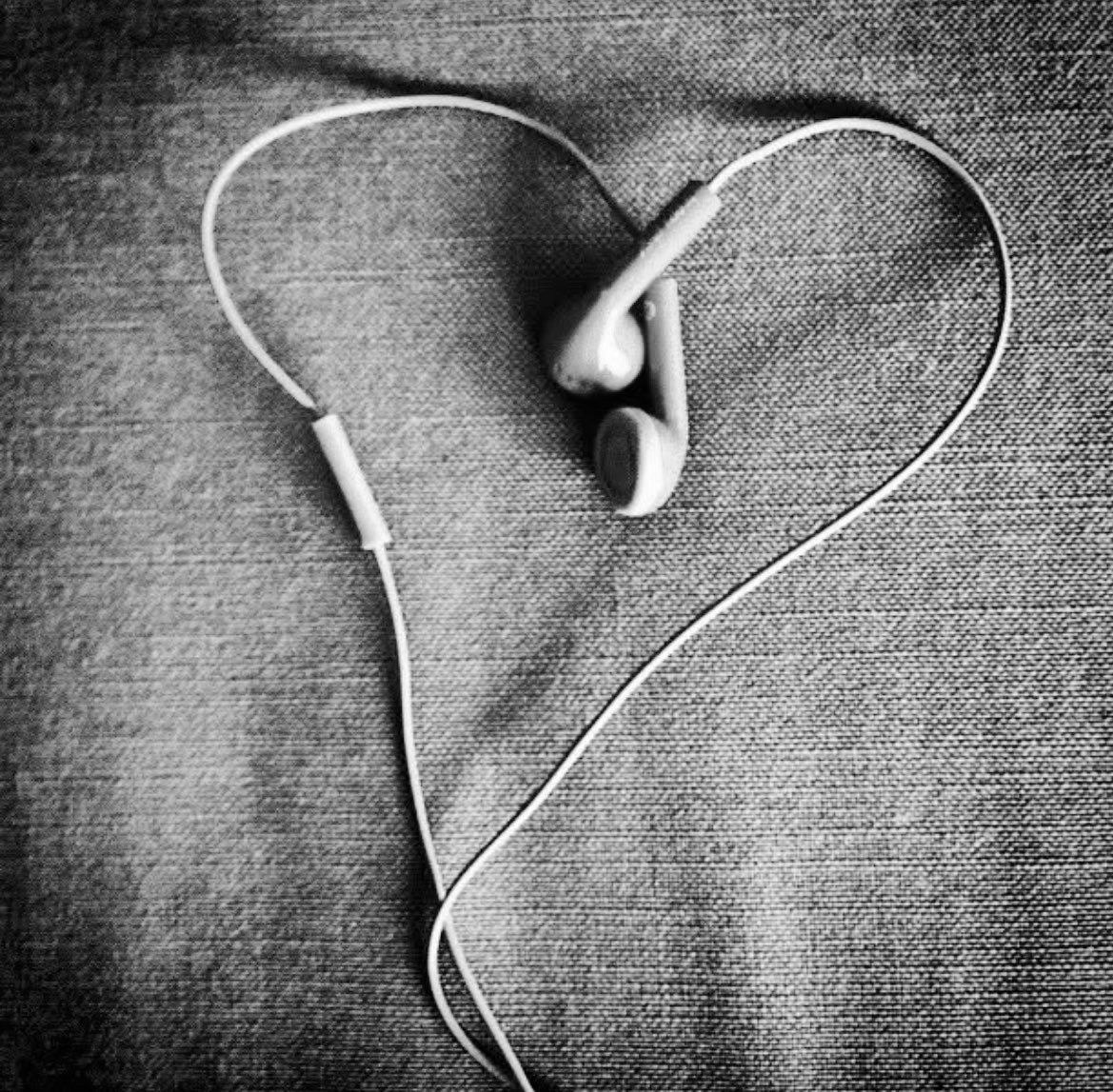 Moonmlvl's tweet photo. Thanks for being patient with me, i’m a perfectionist. This is truly my magnum opus, my best work. Can’t wait to show it to you. Album almost done. #audiolover https://t.co/Moh3GFp6Zw