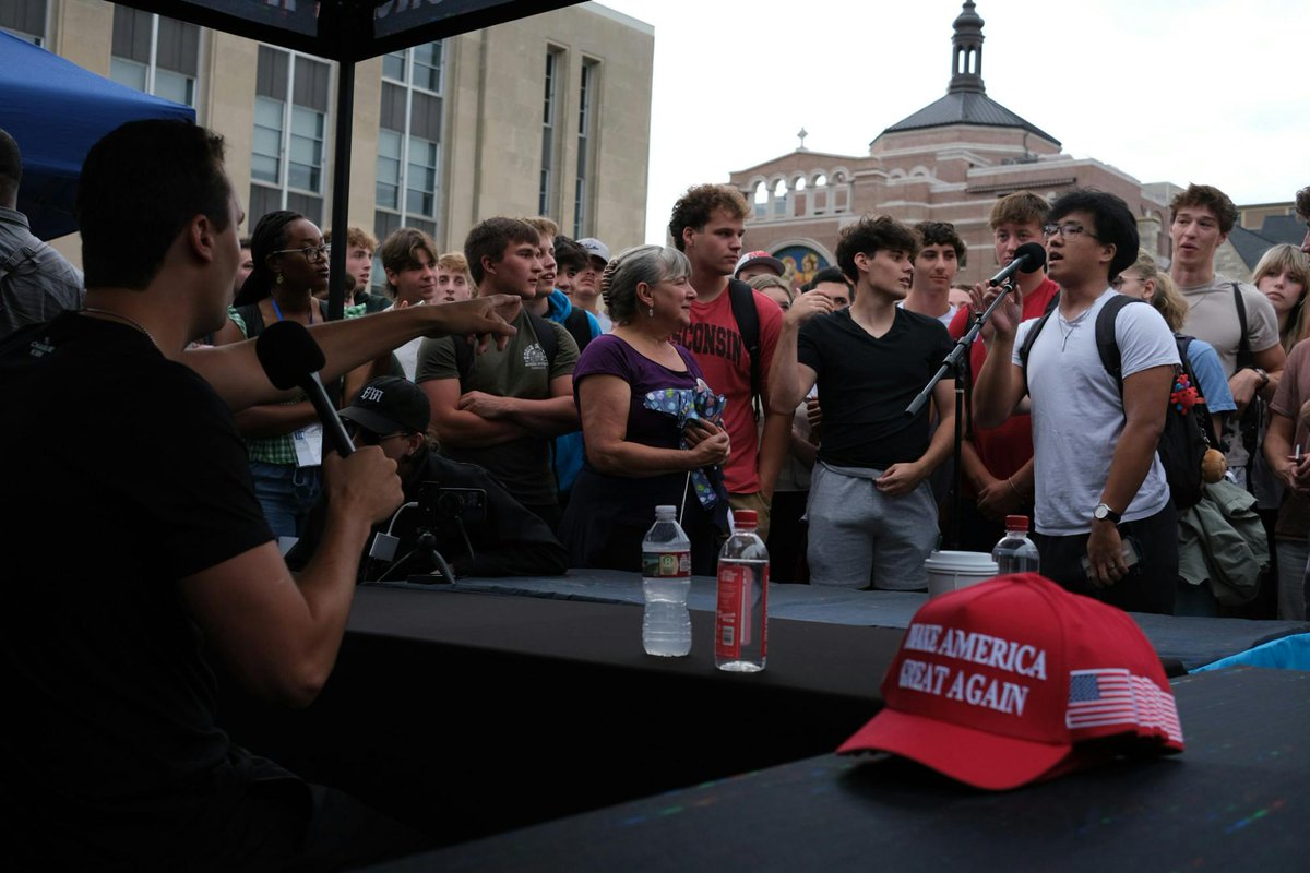 hoje_no's tweet photo. Charlie Kirk não fazia discursos em cima de palanques. Ele montava uma tenda, se sentava com um microfone na mão e montava outro à sua frente, convidando qualquer um a falar com uma frase que se tornou referência: "prove que estou errado". 

Era um convite para o diálogo e o livre debate de ideias. Isso não é ser "extremista", como grande parte da mídia o vem retratando. 

Ele defendia a liberdade do diálogo, e foi assim que ele foi assassinado, sentado na sua tenda, com um microfone nas mãos, ouvindo e debatendo com o outro lado.