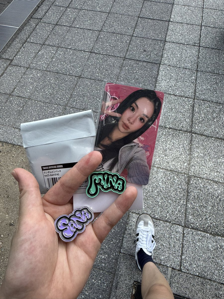 onc_e08's tweet photo. @_only1number1_ 初めまして当方ミナちゃんのバッジを所持しております。同種のももちゃんとの交換は可能でしょうか。 https://t.co/Np5k8DILON