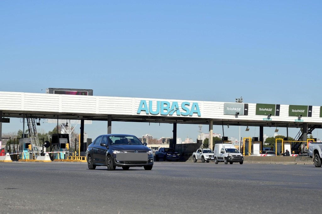 En el marco del Plan Integral de Sustentabilidad que impulsamos desde <a href="/AU_BA_SA/">AUBASA - Autopistas de Buenos Aires</a>. Hoy, en Dock Sud, iniciamos un proyecto clave para mejorar la calidad ambiental en los espacios donde desarrollan tareas nuestros trabajadores. 

🔋Con decibelímetros, medimos la contaminación