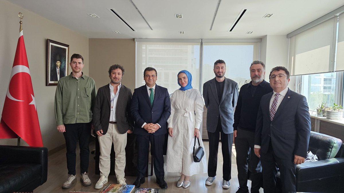 TIFF50'de Dünya İlk Gösterimini yapan "Aldığımız Nefes"in yönetmeni Sn Şeyhmus Altun ve yapımcısı Sayın Fevziye H. Yazan ile TIFF50'ye panelist olarak katılan yapımcı Sn Tunç Şahin'i ağırladık.

YEE Md. Sn Bülent Üçpunar ile yapımcı ve yönetmen Sn Can D. Atıcı da katıldılar.