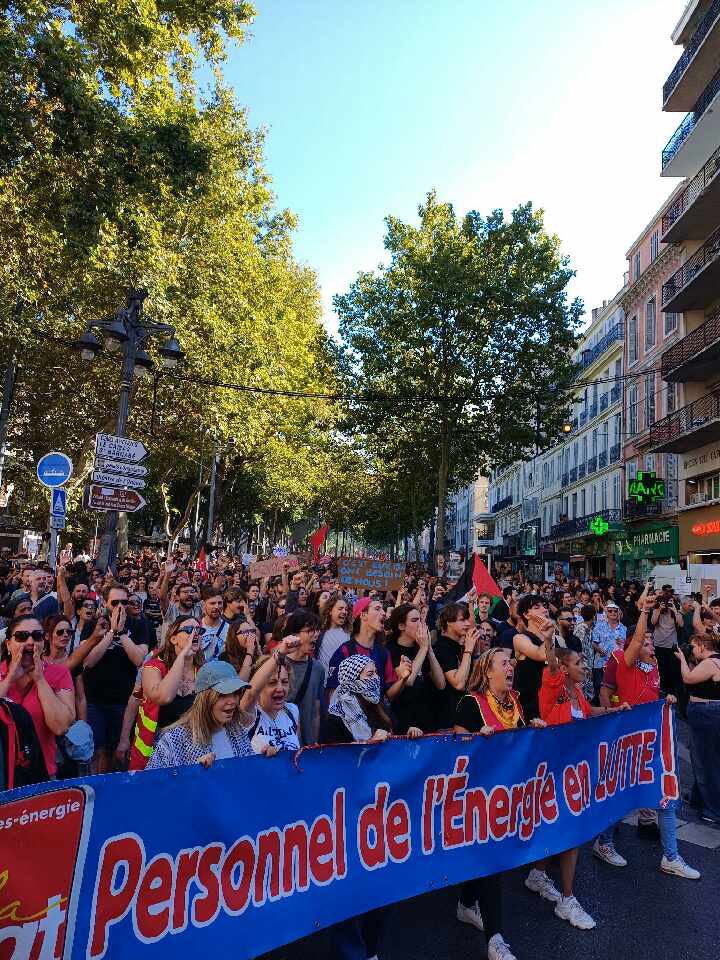 Sur les piquets et dans les rues, les agents des industries gazières se mobilisent, pour les salaires, pour les retraites et pour les factures ✊🏼