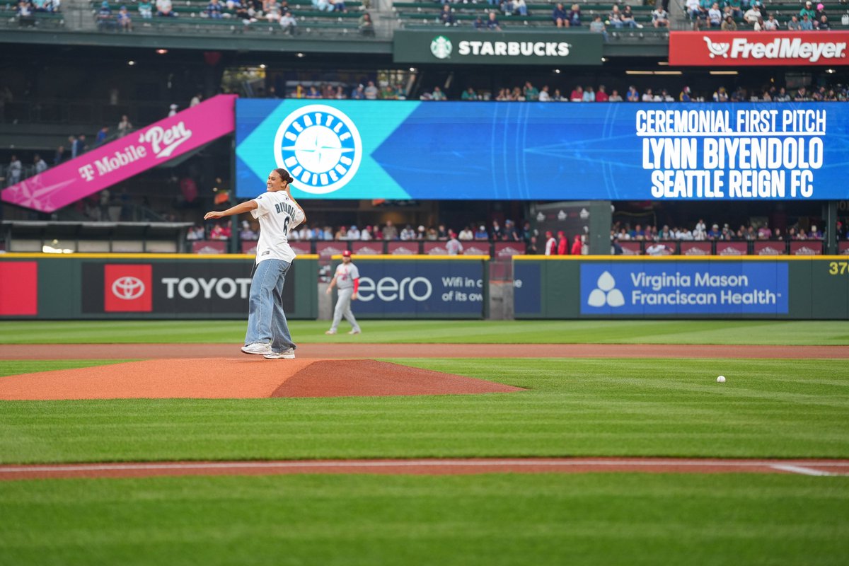 Circling Seattle Sports (@circlingsports) on Twitter photo At last night's <a href="/Mariners/">Seattle Mariners</a> game, <a href="/reignfc/">Seattle Reign FC</a> and <a href="/USWNT/">U.S. Women's National Soccer Team</a> forward Lynn Biyendolo threw out the ceremonial first pitch!
Photos by Eric Hiller for Circling Seattle Sports
#SeattleReignFC #TridentsUp #SeattleSports At last night's <a href="/Mariners/">Seattle Mariners</a> game, <a href="/reignfc/">Seattle Reign FC</a> and <a href="/USWNT/">U.S. Women's National Soccer Team</a> forward Lynn Biyendolo threw out the ceremonial first pitch!
Photos by Eric Hiller for Circling Seattle Sports
#SeattleReignFC #TridentsUp #SeattleSports
