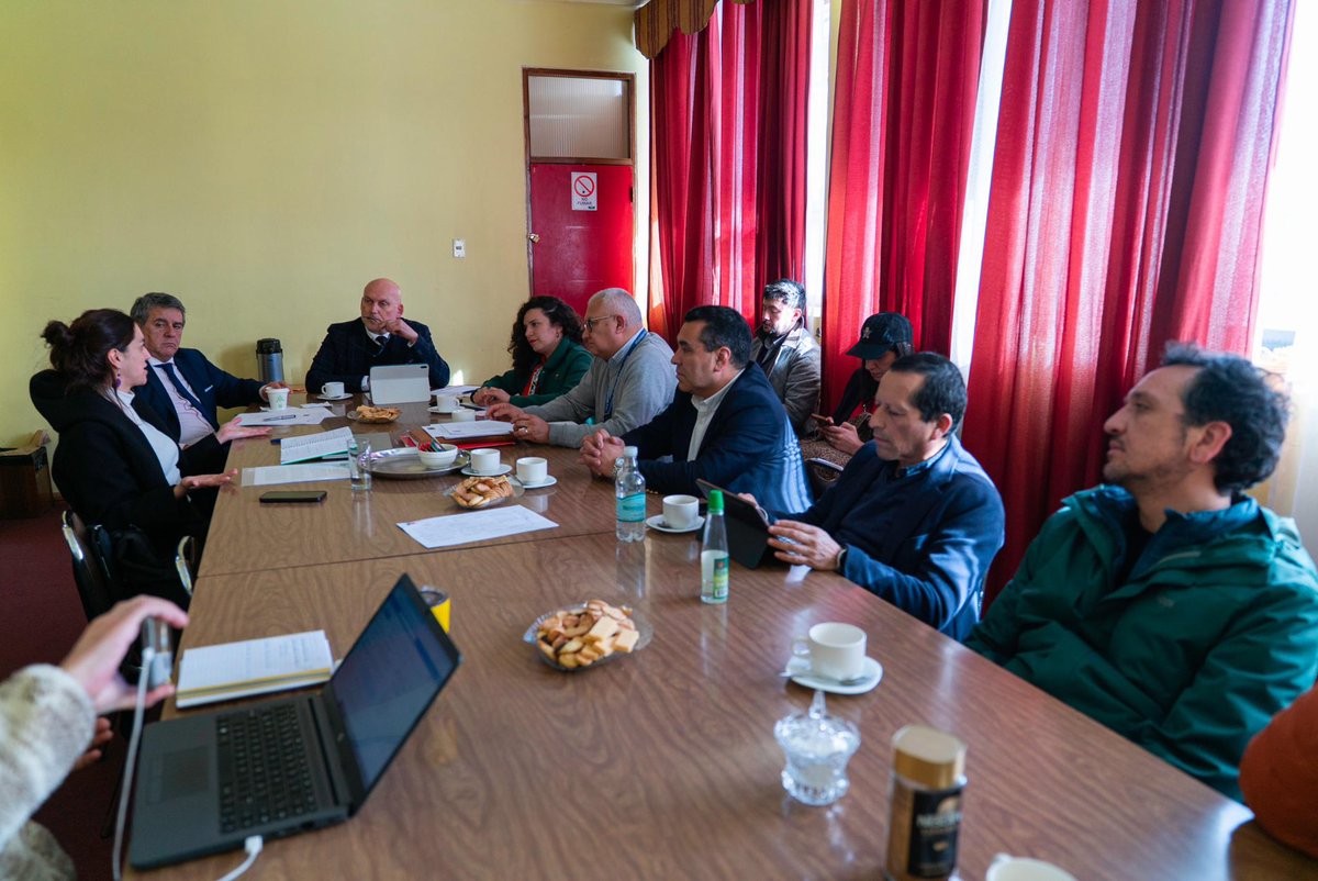 GoreLosLagos's tweet photo. El Gobernador Regional Alejandro Santana encabezó reunión con autoridades y alcaldes para coordinar el Bicentenario de Chiloé 2026. Destacó la necesidad de apoyo financiero y logístico para dar realce a esta conmemoración histórica. https://t.co/TbXnwks6H6