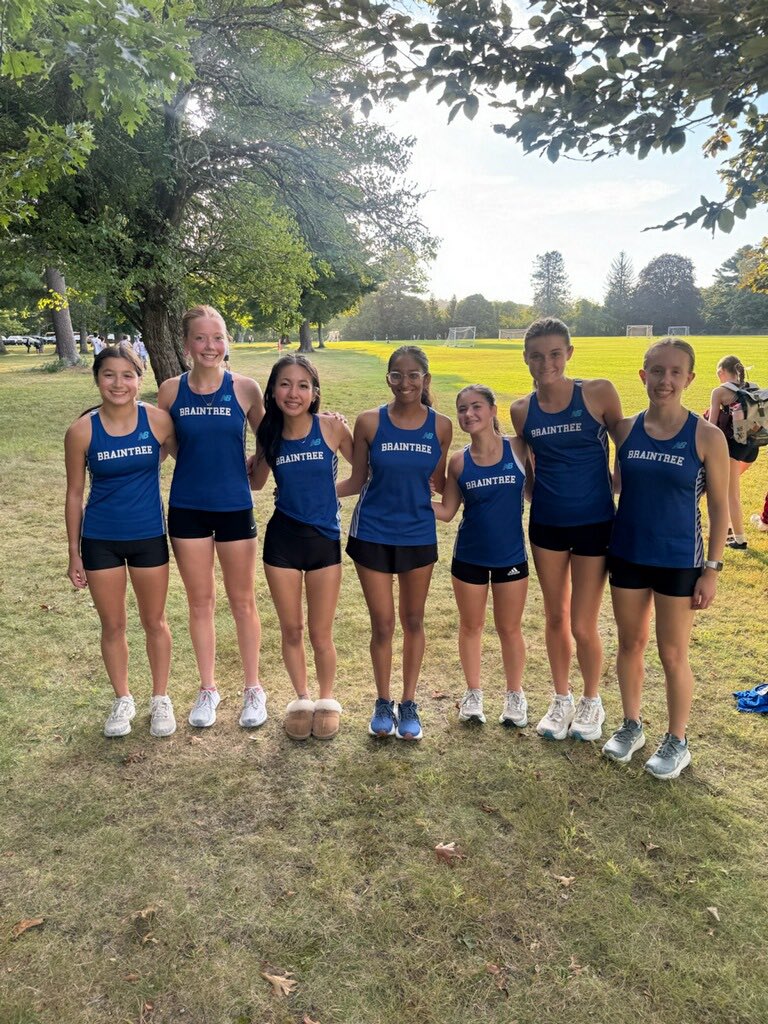 GIRLS CROSS COUNTRY 👟

Varsity girls split a Tri meet, winning against #19 Natick 28-29, and falling to #4 Wellesley 23-36. SO Chloe Dinh, JR Anna Flaherty, and SR Emma Koca set up the win placing 3rd, 4th, and 7th respectively.

SO Elsie Ackerman is the top runner in JV