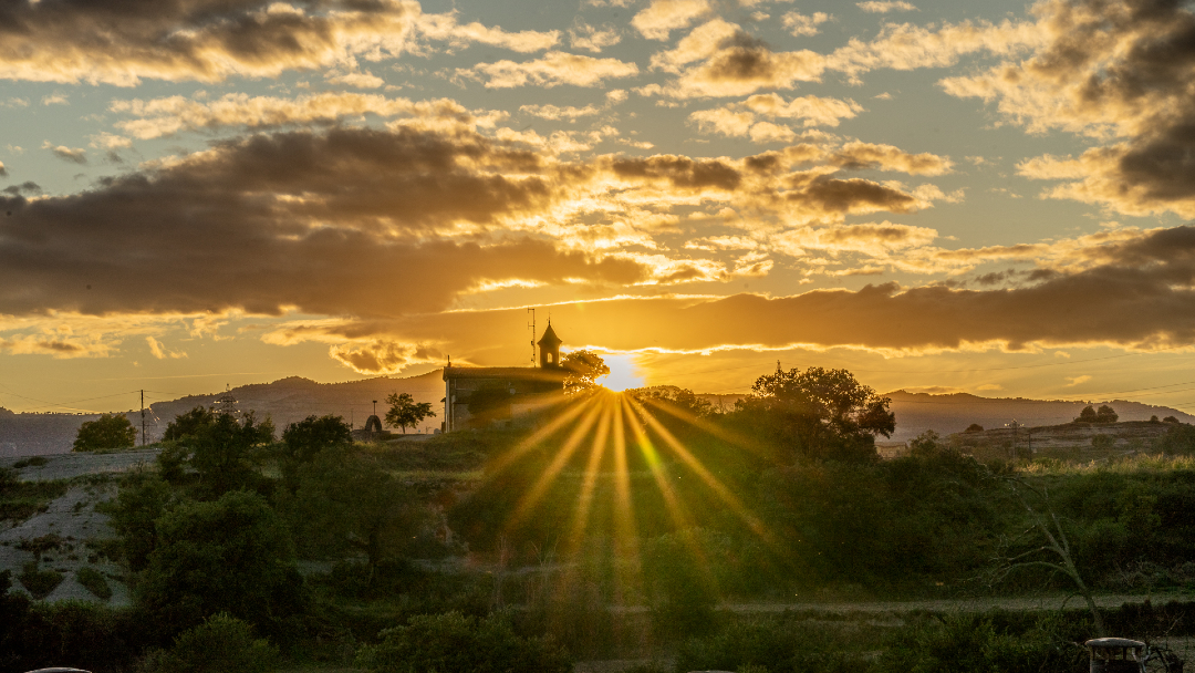 Imatges dels lectors | El sol es pon per Sant Jaume, a Manlleu. Preció final del dia 📸 @carmemolistvidal