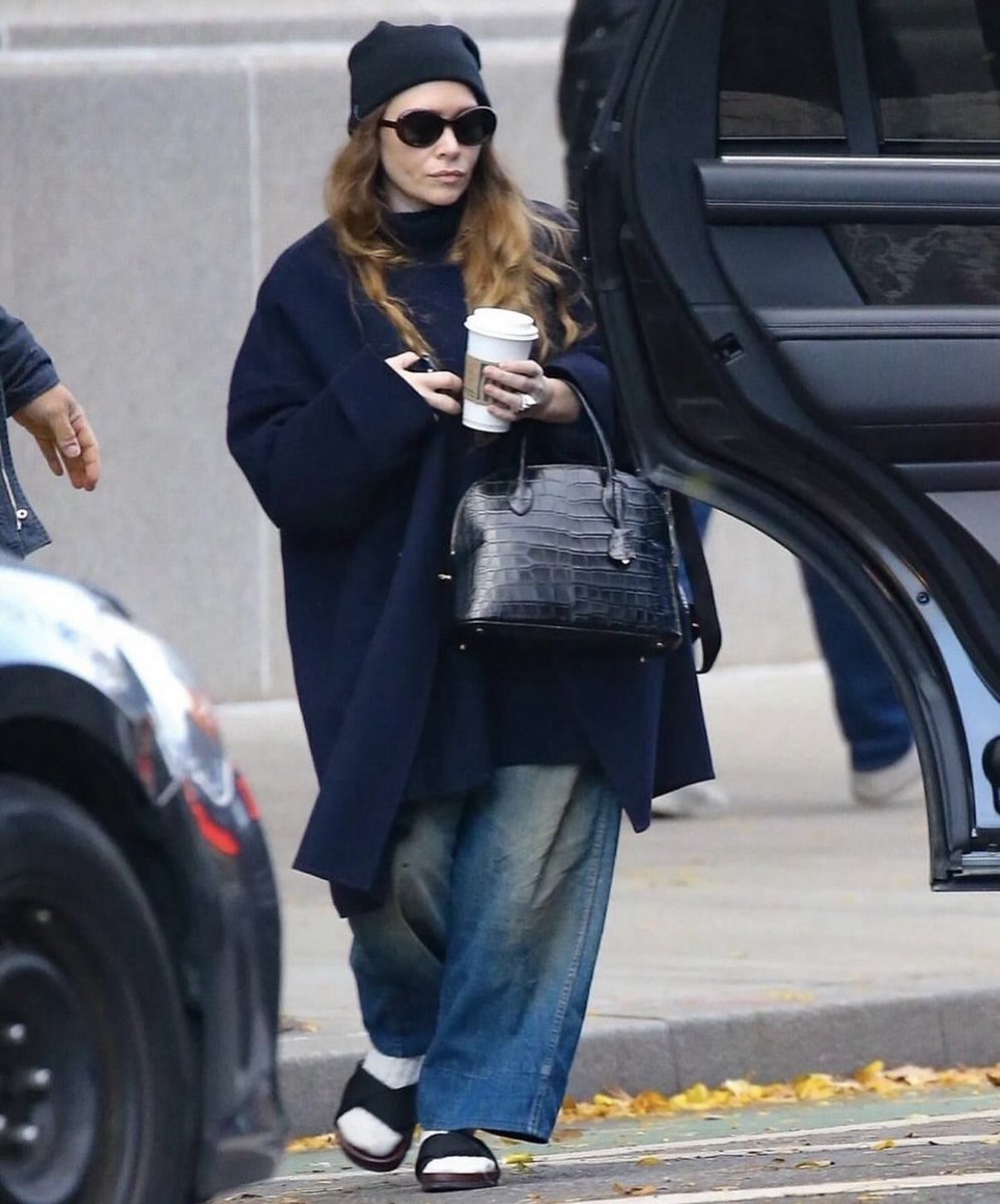 tidaljournal's tweet image. A moment for the Olsen twins’ street style.
The perfect blend of bohemian layers and minimalist chic.
#olsentwins #ashleyolsen #marykateolsen #therow #chic #blog