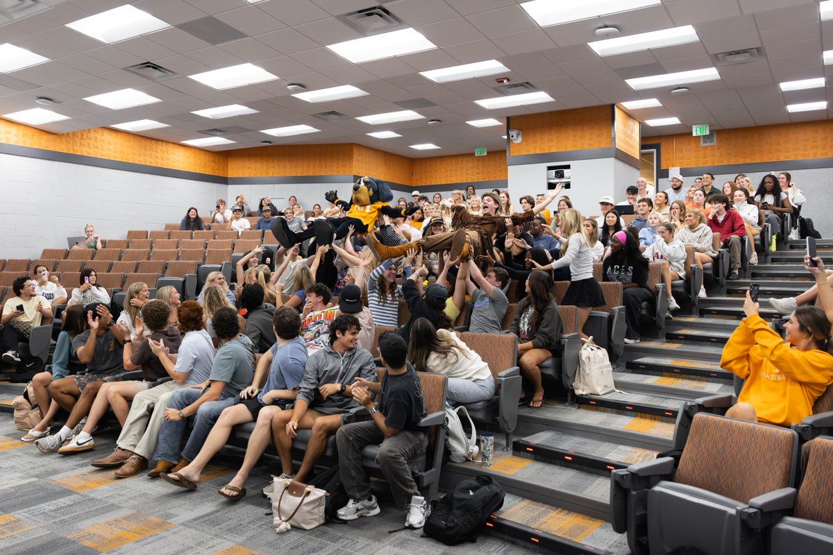 UTCCI's tweet image. This @TombrasUTK class had some special guests yesterday 👀  Learn more about Associate Professor Matthew Pittman's unconventional yet effective approach to teaching social media strategy: tiny.utk.edu/eIlp8