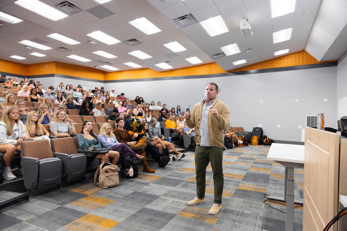 UTCCI's tweet image. This @TombrasUTK class had some special guests yesterday 👀  Learn more about Associate Professor Matthew Pittman's unconventional yet effective approach to teaching social media strategy: tiny.utk.edu/eIlp8