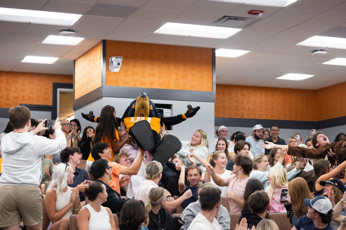 UTCCI's tweet image. This @TombrasUTK class had some special guests yesterday 👀  Learn more about Associate Professor Matthew Pittman's unconventional yet effective approach to teaching social media strategy: tiny.utk.edu/eIlp8