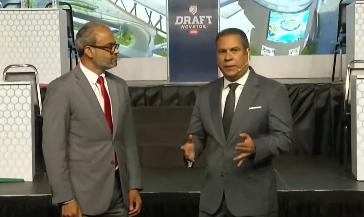 Ruben_datitos's tweet image. Grande @JuniorMatrille mencionando una frase del gran Mendy López en la intro del #DraftLidom2025
Inmejorable como siempre @jmena26 en la intro al igual que @sussydeportes