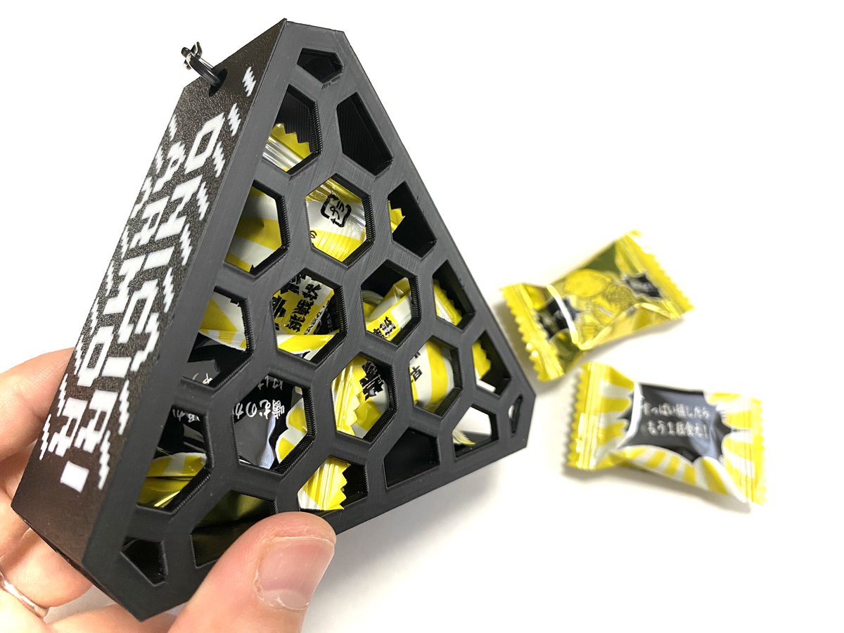 暑くて鞄の中でぺちゃんこになってたソフトキャンディもすいラボさんのおにぎりアーマーに入れたら大丈夫！職場に持っていこ☺️