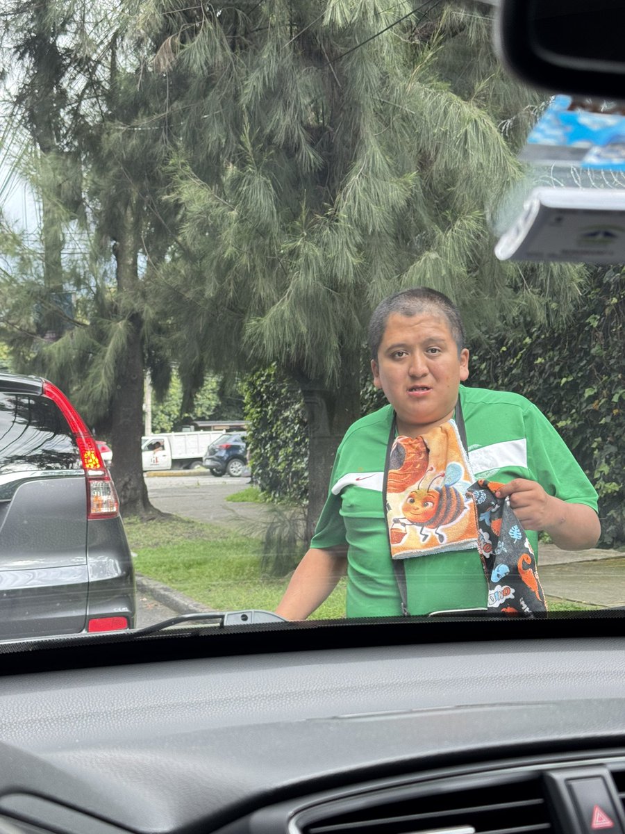 les_v17's tweet photo. Hoy volví a ver en un crucero de la CDMX a una mujer con un joven con discapacidad. Ambos piden dinero, pero lo más doloroso es cómo lo obliga y lo trata con agresividad. Esto no es apoyo, es explotación y maltrato. 🚨
Urge la intervención de las autoridades https://t.co/sNsRx1uUBH