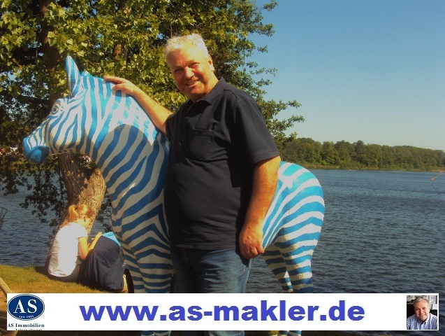 *Tim sucht Einfamilienhaus*
in Ruhige Toplage von Duisburg mit ca. 500 m² Grundstück.  
Herr Orhan Kilic (Immobilienmakler -IHK) 
„Mülheims umtriebigster Immobilienmakler“
Angebote: info@as-makler.de - 0155-650 957 00