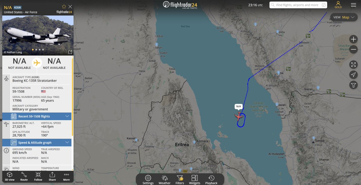 طائرة تزود وقود أمريكية في البحر الأحمر يبدو أنها تقوم بتزويد طائرة أخرى ، قد تكون تجسسية أو مقاتلة