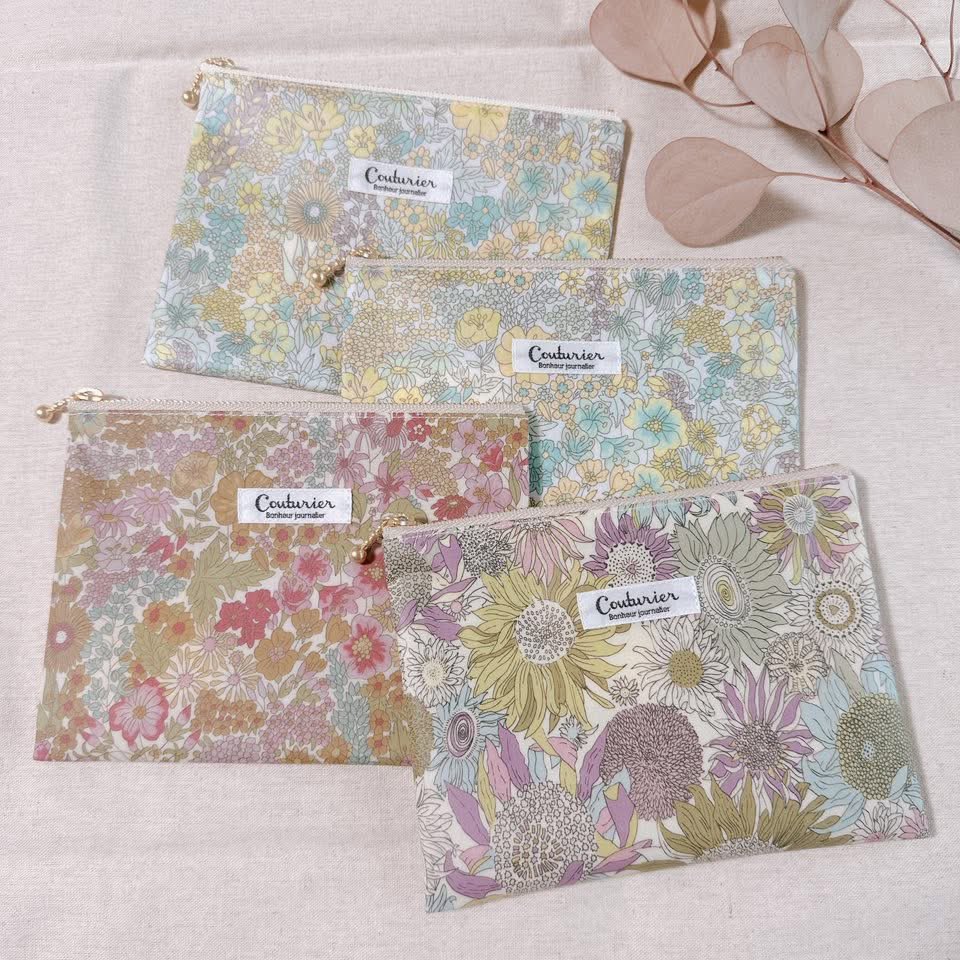 フラットポーチできました◡̈

pic① 
フローティングフローラ
メドウテイルズ
ハンナローズ
フラットポーチ14cm
約10cm×14.5cm

pic② 
マーガレットアニー
スモールスザンナ
フラットポーチ16cm
約12cm×16.5cm

フラットポーチ
サイズ展開豊富に揃えてます◡̈
お好みのサイズが見つかりますように♡