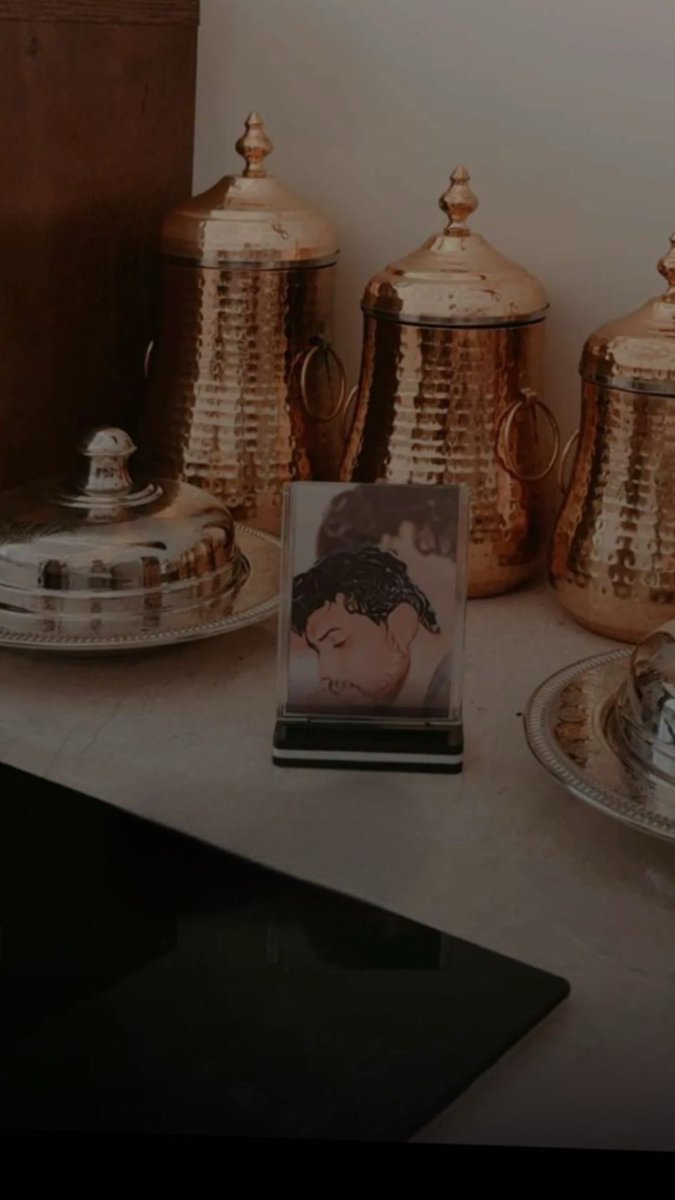 اليوم ضـاع الصوت والشوف والسمع
وسكـتّ يـوم انـه تأكـد .. رحيلـه

واصعب سكوت الي يجي بعده الدمع
لاصـار مالـك بالمقادير .. حيـلـة

- محمد الجذع