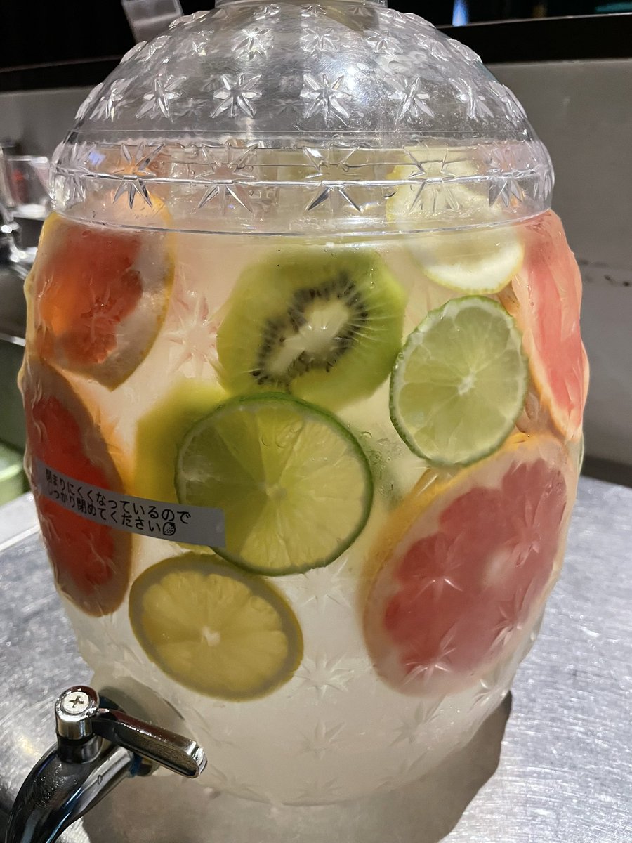 本日のデトックスウォーター🍊🥝
職場体験中の学生さん作‼️

キレイに作ってくれました✨
どうぞ、お召し上がりください🩵

 #湯らっくす
