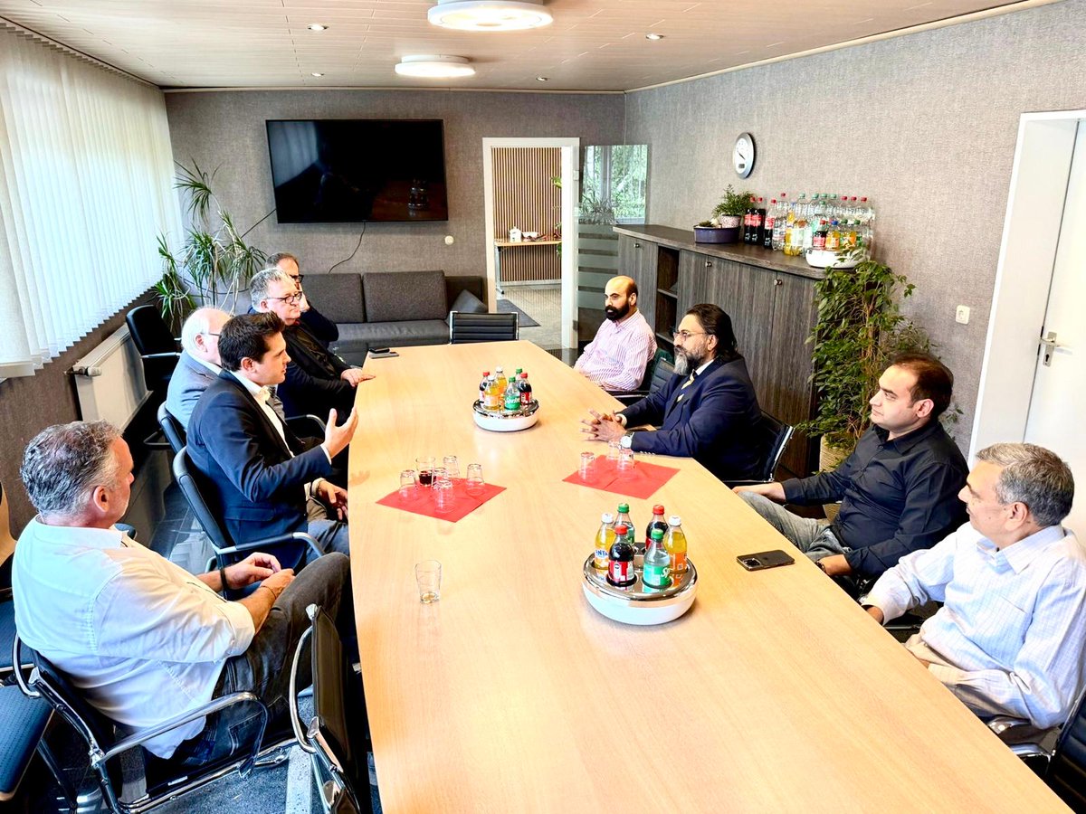 جرمنی میں، ڈاکٹر پرویز اقبال لوہسر ای یو پاک فرینڈشپ فیڈریشن یورپ کے چیئرمین، نے"مشن پاکستان" کے پانچویں اجلاس میں شرکت کی مقامی قیادت اور کمیونٹی کے نمائندگان سے ملاقات کی۔ اس اجلاس کا مقصد باہمی تعلقات کو مضبوط بنانا اور پاکستان کو درپیش اہم مسائل پر تبادلہ خیال کرنا تھا